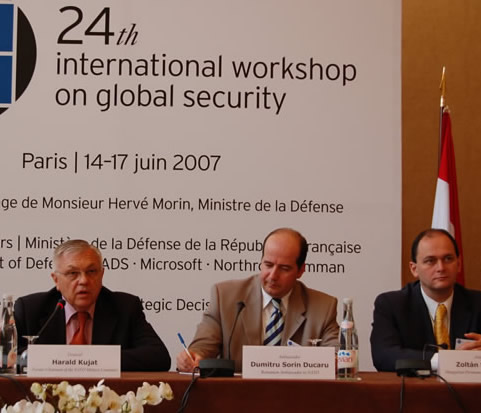 Gen Harald Kujat (center), former Chairman of the NATO Military Committee